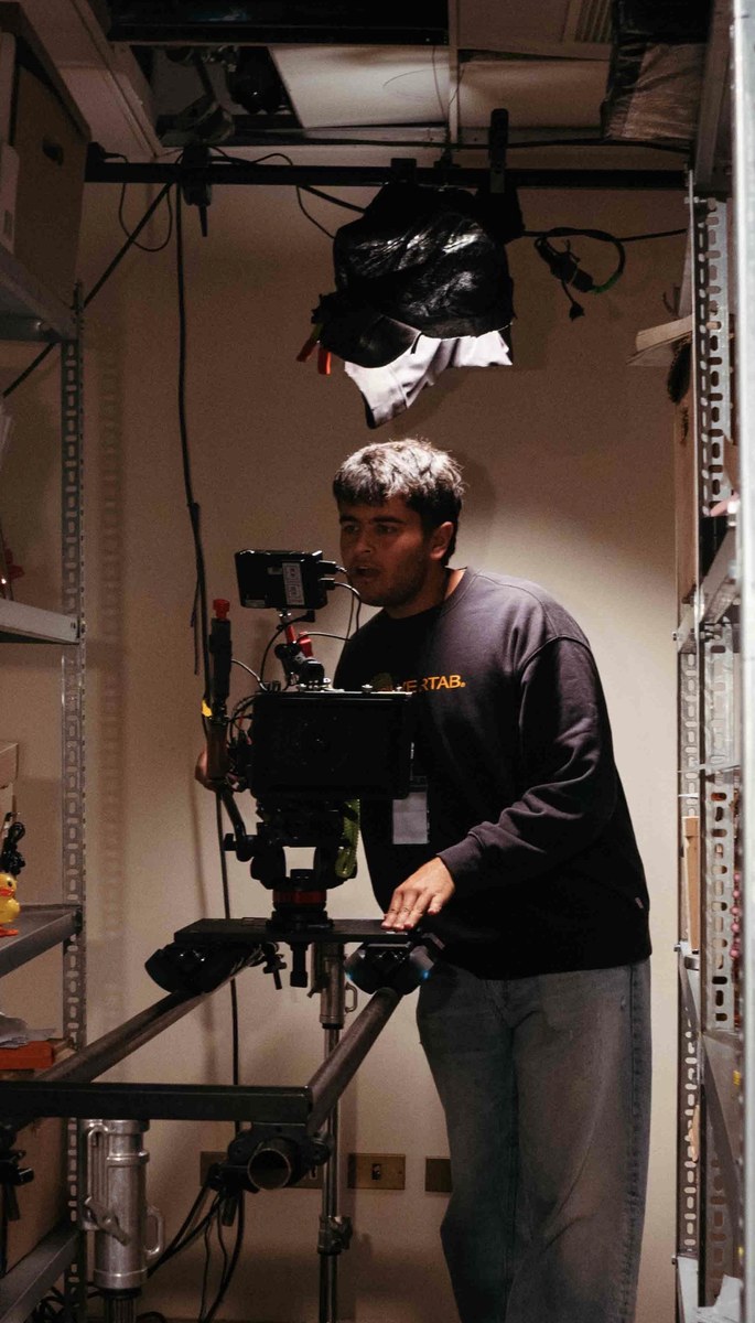 Santiago grabando un documental con cámara de cine