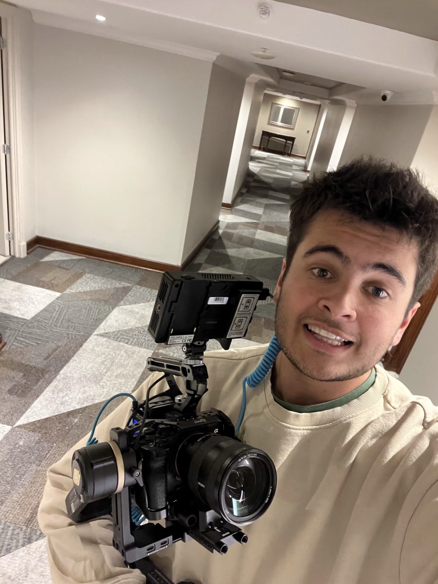Santiago grabando en un hotel
