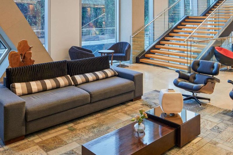 Lounge y escalera principal — Radisson Blu Manquehue