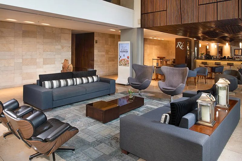 Lounge frente a Ré — Radisson Blu Manquehue
