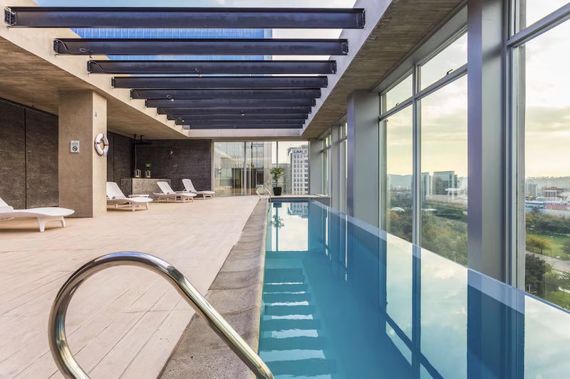 Piscina con vista — Radisson Blu Manquehue