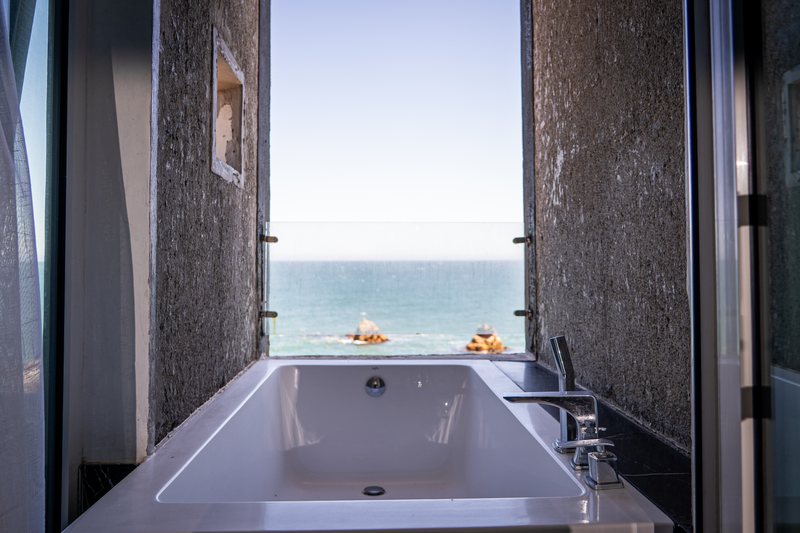 Baño con vista al Pacífico — Radisson Concón