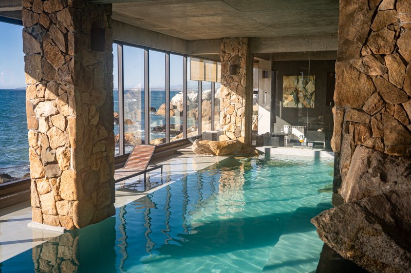 Piscina entre rocas — Radisson Concón