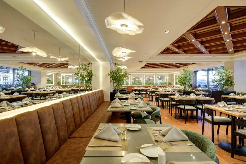 Restaurante Enebro — Plaza El Bosque Ebro